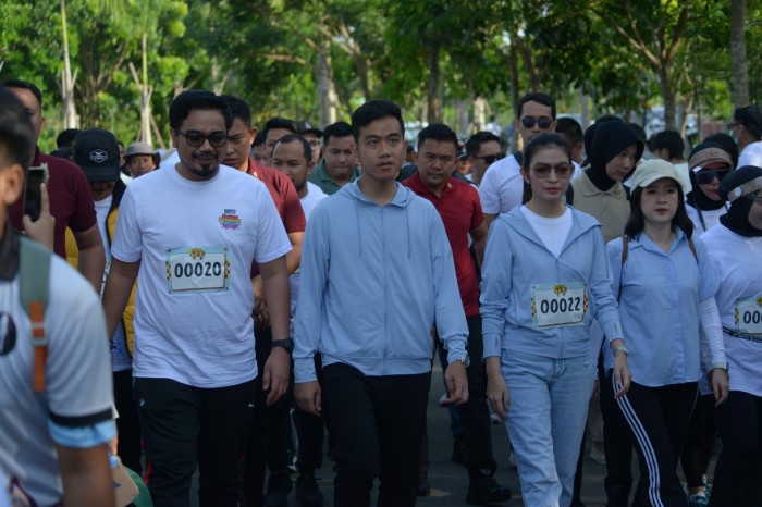 Didampingi Mentan RI, Andi Amran Sulaiman, Rakabuming Raka ikuti jalan sehat Batulicin Festival (Batfest) 2023, yang dilaksanakan PT Jhonlin Group di Kabupaten Tanah Bumbu, Provinsi Kalimantan Selatan (Kalsel), Minggu (31/12/2023). (Suarindonesia/Istimewa