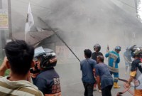 Sebuah gudang tempat penyimpanan barang-barang milik ekspedisi perusahaan PT Mulio Madya di Jalan Soetoyo S RT 20 tepatnya Simpang Tiga Kinibalu Banjarmasin Tengah, diamuk api, Minggu (31/12/2023). (SuarIndonesia/DO)