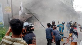 Sebuah gudang tempat penyimpanan barang-barang milik ekspedisi perusahaan PT Mulio Madya di Jalan Soetoyo S RT 20 tepatnya Simpang Tiga Kinibalu Banjarmasin Tengah, diamuk api, Minggu (31/12/2023). (SuarIndonesia/DO)