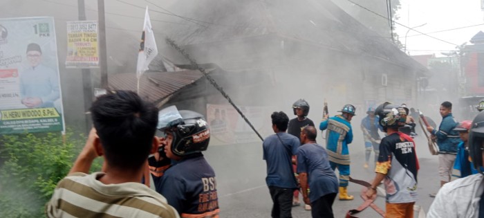 Sebuah gudang tempat penyimpanan barang-barang milik ekspedisi perusahaan PT Mulio Madya di Jalan Soetoyo S RT 20 tepatnya Simpang Tiga Kinibalu Banjarmasin Tengah, diamuk api, Minggu (31/12/2023). (SuarIndonesia/DO)