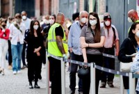 Masyarakat Jerman mengantri untuk menerima vaksin penyakit virus corona (COVID-19), pada malam vaksinasi dengan musik, di pusat vaksinasi Arena Treptow di Berlin. (John Macdougall/Pool via REUTERS)