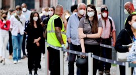 Masyarakat Jerman mengantri untuk menerima vaksin penyakit virus corona (COVID-19), pada malam vaksinasi dengan musik, di pusat vaksinasi Arena Treptow di Berlin. (John Macdougall/Pool via REUTERS)