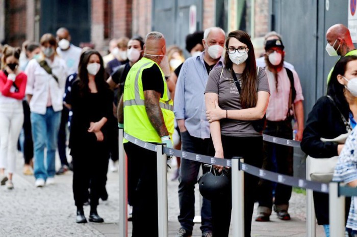 Masyarakat Jerman mengantri untuk menerima vaksin penyakit virus corona (COVID-19), pada malam vaksinasi dengan musik, di pusat vaksinasi Arena Treptow di Berlin. (John Macdougall/Pool via REUTERS)