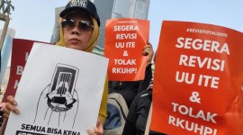 Ilustrasi. Massa Paguyuban Korban UU ITE (PakuITE) aksi damai saat car free day di Bundaran HI, Jakarta, Minggu (28/5/2023) lalu. (CNN Indonesia/Safir Makki)