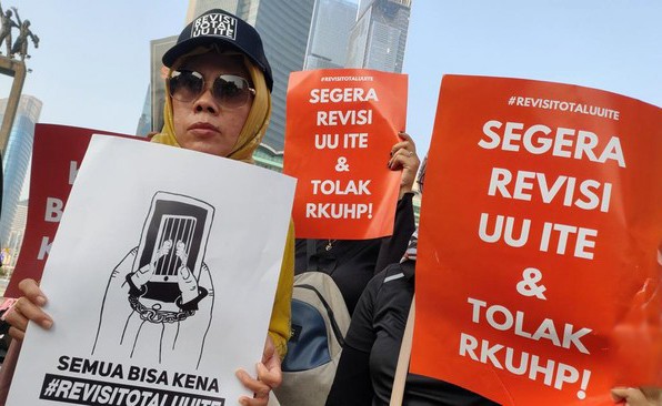 Ilustrasi. Massa Paguyuban Korban UU ITE (PakuITE) aksi damai saat car free day di Bundaran HI, Jakarta, Minggu (28/5/2023) lalu. (CNN Indonesia/Safir Makki)