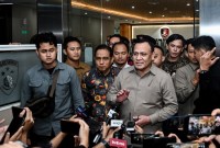 Ketua KPK nonaktif Firli Bahuri memberikan keterangan usai menjalani pemeriksaan di Bareskrim Mabes Polri, Jakarta, Jumat (1/12/2023). Firli Bahuri memenuhi pemeriksaan perdana sebagai tersangka oleh Dittipidkor Bareskrim Polri terkait kasus dugaan pemerasan mantan Menteri Pertanian Syahrul Yasin Limpo. (ANTARA Foto/Sulthony Hasanuddin)
