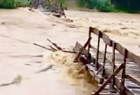 Bencana banjir bandang menerjang jembatan darurat Desa Alat (sekitar 177 km utara Banjarmasin) Kecamatan Hantakan Kabupaten Hulu Sungai Tengah, Kalsel, Kamis (7/12/2023). (ANTARA/HO-Dokumen Pribadi)