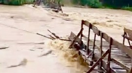 Bencana banjir bandang menerjang jembatan darurat Desa Alat (sekitar 177 km utara Banjarmasin) Kecamatan Hantakan Kabupaten Hulu Sungai Tengah, Kalsel, Kamis (7/12/2023). (ANTARA/HO-Dokumen Pribadi)
