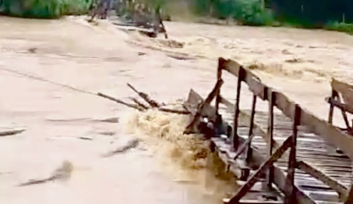 Bencana banjir bandang menerjang jembatan darurat Desa Alat (sekitar 177 km utara Banjarmasin) Kecamatan Hantakan Kabupaten Hulu Sungai Tengah, Kalsel, Kamis (7/12/2023). (ANTARA/HO-Dokumen Pribadi)