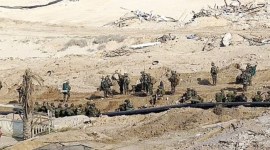 Tentara Israel membuat jaringan pompa. (@Daily Mail)