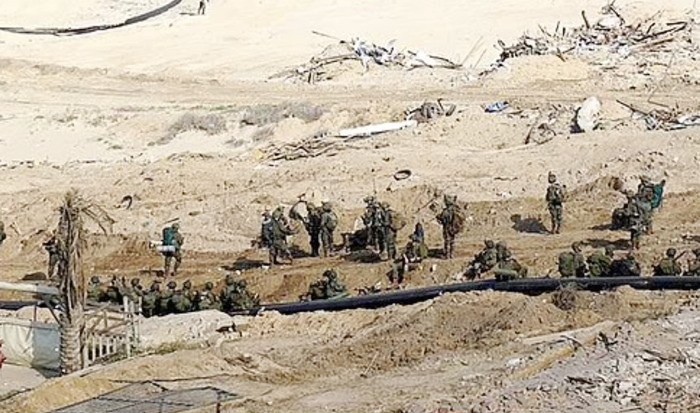 Tentara Israel membuat jaringan pompa. (@Daily Mail)