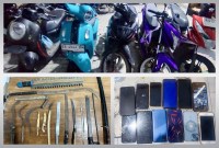 
Personel Polresta Banjarbaru menunjukkan sejumlah barang bukti berupa sepeda motor, senjata tajam, dan telepon seluler, di Kota Banjarbaru, Kalimantan Selatan, Rabu (6/12/2023). (ANTARA/HO-Polres Banjarbaru)