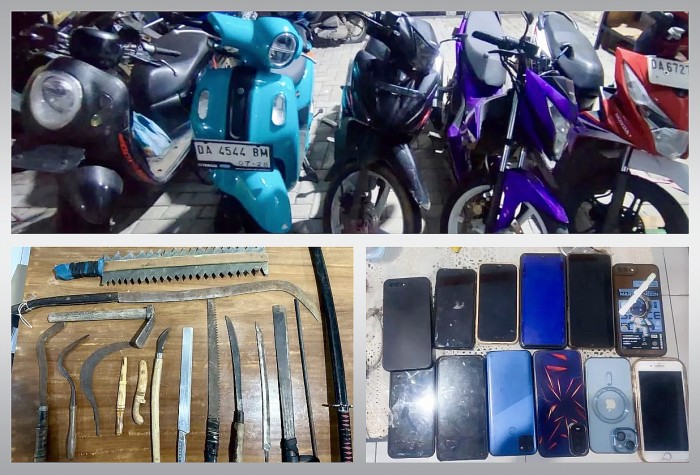 
Personel Polresta Banjarbaru menunjukkan sejumlah barang bukti berupa sepeda motor, senjata tajam, dan telepon seluler, di Kota Banjarbaru, Kalimantan Selatan, Rabu (6/12/2023). (ANTARA/HO-Polres Banjarbaru)