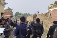 Petugas keamanan memeriksa kerusakan di lokasi pemboman di kantor polisi di pinggiran Dera Ismail Khan, Pakistan, Selasa (12/12/2023). | AP Photo