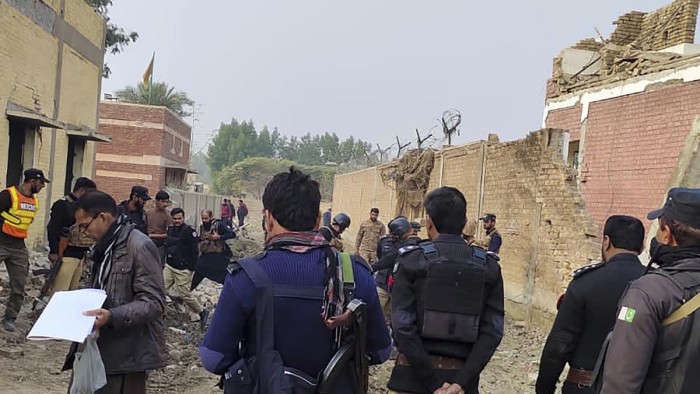 Petugas keamanan memeriksa kerusakan di lokasi pemboman di kantor polisi di pinggiran Dera Ismail Khan, Pakistan, Selasa (12/12/2023). | AP Photo