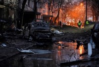
Dampak kehancuran di Kyiv, ibu kota Ukraina, akibat serangan rudal Rusia pada awal pekan ini. (AFP/Sergei Chuzavkov)