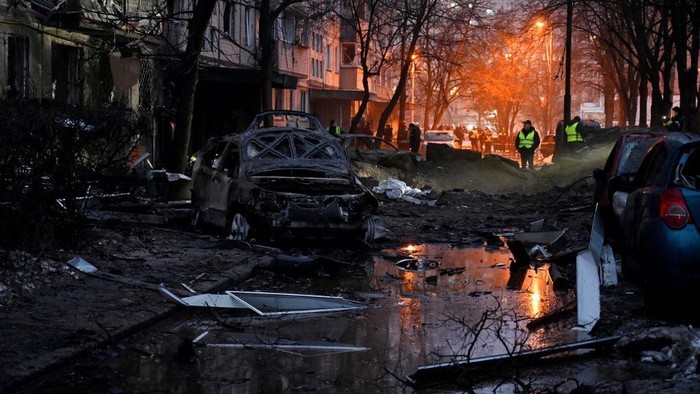 
Dampak kehancuran di Kyiv, ibu kota Ukraina, akibat serangan rudal Rusia pada awal pekan ini. (AFP/Sergei Chuzavkov)