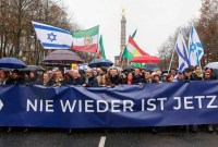 
Ribuan orang di Berlin, turun ke jalan melakukan aksi unjuk rasa menentang antisemitisme, kebencian, dan rasisme, pada hari Minggu (10/12/2023) waktu setempat. (AFP/Michele Tantussi)