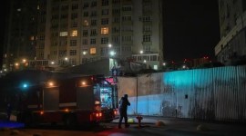 Tim penyelamat Ukraina bekerja di sebuah bangunan tempat tinggal bertingkat yang rusak di Kyiv, Jumat (22/12/2023), terkena serangan drone Rusia pada akhir Kamis (21/12/2023), di tengah invasi Rusia ke Ukraina. Setidaknya dua orang terluka, pihak berwenang mengumumkan. [Foto: AFP/Sergei SUPINSKY]