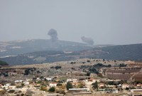 Foto yang diambil dari sisi perbatasan Israel dengan Lebanon menunjukkan penembakan Israel di sekitar desa Aita al-Shaab di Lebanon selatan pada Selasa (5/12/2023), di tengah kembalinya ketegangan lintas batas di tengah perang antara Israel dan teroris Hamas di Jalur Gaza. (AFP/Jalaa Marey)