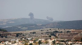 Foto yang diambil dari sisi perbatasan Israel dengan Lebanon menunjukkan penembakan Israel di sekitar desa Aita al-Shaab di Lebanon selatan pada Selasa (5/12/2023), di tengah kembalinya ketegangan lintas batas di tengah perang antara Israel dan teroris Hamas di Jalur Gaza. (AFP/Jalaa Marey)