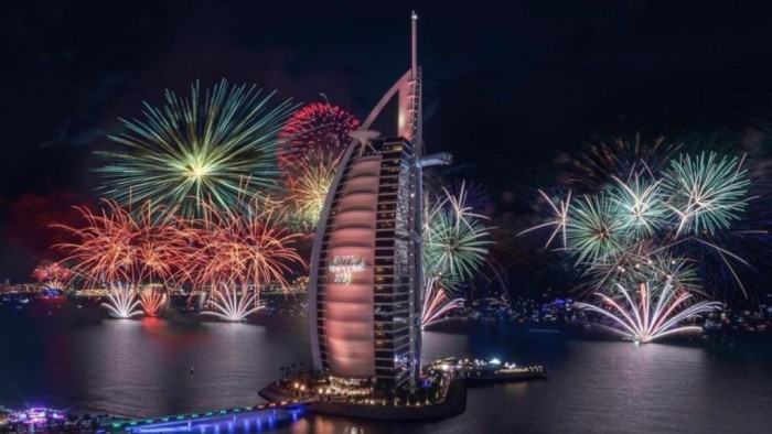 Uni Emirat Arab memberlakukan larangan perayaan dan pertunjukan kembang api saat Malam Tahun Baru. Larangan tersebut menjadi bentuk solidaritas untuk masyarakat Jalur Gaza yang sedang dilanda perang. [Instagram @dubai]