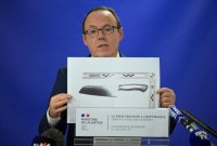 Jaksa penuntut umum kota Philippe Astruc menunjukkan gambar pisau yang digunakan oleh seorang siswi berusia 12 tahun untuk mengancam seorang guru di sebuah sekolah, saat konferensi pers di Rennes, Prancis barat, Rabu (13/12/2023) waktu setempat. (AFP/DAMIEN MEYER)