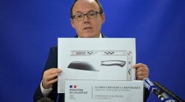 Jaksa penuntut umum kota Philippe Astruc menunjukkan gambar pisau yang digunakan oleh seorang siswi berusia 12 tahun untuk mengancam seorang guru di sebuah sekolah, saat konferensi pers di Rennes, Prancis barat, Rabu (13/12/2023) waktu setempat. (AFP/DAMIEN MEYER)