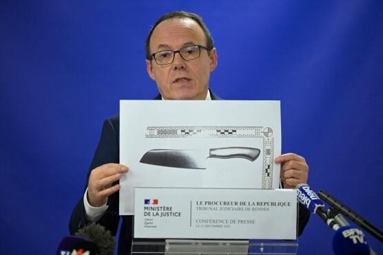 Jaksa penuntut umum kota Philippe Astruc menunjukkan gambar pisau yang digunakan oleh seorang siswi berusia 12 tahun untuk mengancam seorang guru di sebuah sekolah, saat konferensi pers di Rennes, Prancis barat, Rabu (13/12/2023) waktu setempat. (AFP/DAMIEN MEYER)