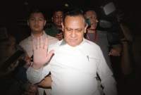 Description Ketua KPK nonaktif Firli Bahuri (tengah) menjawab pertanyaan wartawan usai mendatangi Kantor Dewan Pengawas (Dewas) KPK, Gedung ACLC KPK, Jakarta, Kamis (21/12/2023) lalu. [AntaraFoto/Reno E]
