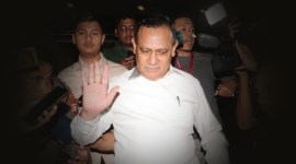 Description Ketua KPK nonaktif Firli Bahuri (tengah) menjawab pertanyaan wartawan usai mendatangi Kantor Dewan Pengawas (Dewas) KPK, Gedung ACLC KPK, Jakarta, Kamis (21/12/2023) lalu. [AntaraFoto/Reno E]