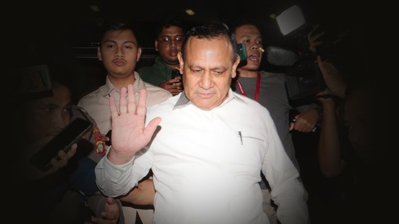 Description Ketua KPK nonaktif Firli Bahuri (tengah) menjawab pertanyaan wartawan usai mendatangi Kantor Dewan Pengawas (Dewas) KPK, Gedung ACLC KPK, Jakarta, Kamis (21/12/2023) lalu. [AntaraFoto/Reno E]