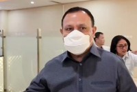 Firli Bahuri bungkam saat keluar dari Gedung Bareskrim Polri usai menjalani pemeriksaan sebagai tersangka terkait dugaan pemerasan terhadap eks Menteri Pertanian Syahrul Yasin Limpo (SYL), Rabu (6/12/2023). (CNNIndonesia/Taufiq H)