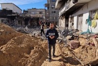 Jurnalis Al Jazeera Palestina Anas al-Sharif di halaman Rumah Sakit Kamal Adnan di Beit Lahia, Sabtu (16/12/2023). (Foto: Anas al-Sharif TW Page)
