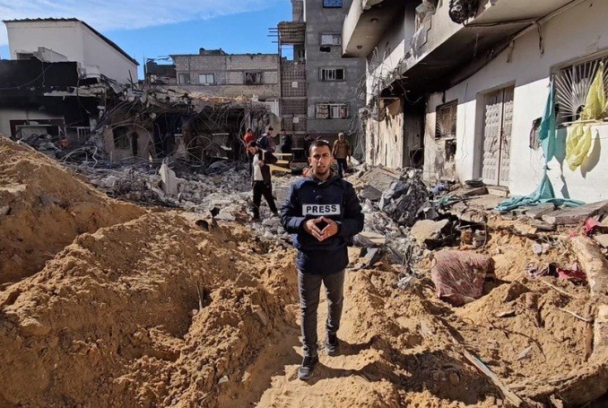 Jurnalis Al Jazeera Palestina Anas al-Sharif di halaman Rumah Sakit Kamal Adnan di Beit Lahia, Sabtu (16/12/2023). (Foto: Anas al-Sharif TW Page)