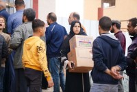 Masyarakat di Gaza mengantri untuk mendapatkan bantuan pangan. Di seluruh Gaza, sebagian besar wilayah terlarang atau tidak aman bagi organisasi kemanusiaan untuk menjangkau dan memberikan bantuan penting. Sebuah survei baru-baru ini menemukan bahwa satu dari setiap tiga keluarga responden mengalami kelaparan parah. (Foto: the World Food Programme)