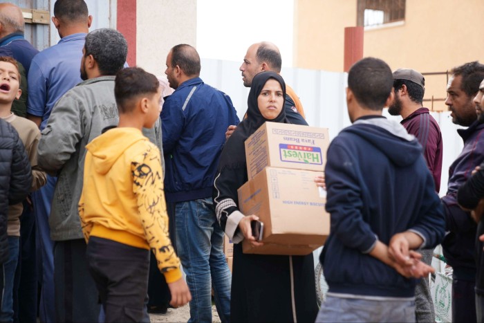 Masyarakat di Gaza mengantri untuk mendapatkan bantuan pangan. Di seluruh Gaza, sebagian besar wilayah terlarang atau tidak aman bagi organisasi kemanusiaan untuk menjangkau dan memberikan bantuan penting. Sebuah survei baru-baru ini menemukan bahwa satu dari setiap tiga keluarga responden mengalami kelaparan parah. (Foto: the World Food Programme)