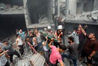 Kementerian Kesehatan Gaza ungkap korban tewas agresi Israel ke Palestina tembus 17.487 orang per Jumat (8/12/2023). Foto di atas ketika warga Palestina membawa seseorang yang ditemukan di puing-puing setelah serangan udara Israel di Kota Gaza. (AP/Abed Khaled)