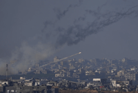 Roket ditembakkan ke arah Israel dari Jalur Gaza, terlihat dari Israel selatan, Jumat (1/12/2023). (AP Photo/Ariel Schalit)