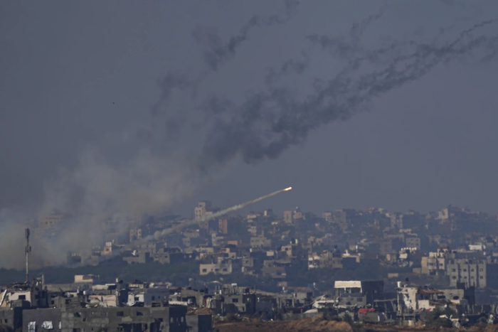 Roket ditembakkan ke arah Israel dari Jalur Gaza, terlihat dari Israel selatan, Jumat (1/12/2023). (AP Photo/Ariel Schalit)