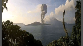 Berdasarkan laporan Magma Indonesia, semburan dari Gunung Anak Krakatau (GAK) mencapai 2.000 meter di atas puncak pada Senin (4/12/2023). CCTV merekam lontaran abu vulkanik dari Gunung Anak Krakatau. Ilustrasi (Foto: Dokumentasi PVMBG)