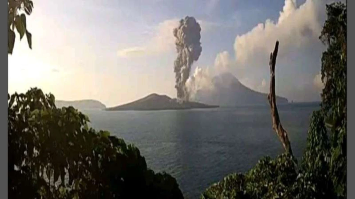 Berdasarkan laporan Magma Indonesia, semburan dari Gunung Anak Krakatau (GAK) mencapai 2.000 meter di atas puncak pada Senin (4/12/2023). CCTV merekam lontaran abu vulkanik dari Gunung Anak Krakatau. Ilustrasi (Foto: Dokumentasi PVMBG)