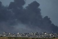Asap tebal akibat pengeboman oleh militer Israel di Gaza. [Foto: AP/Leo Correa]