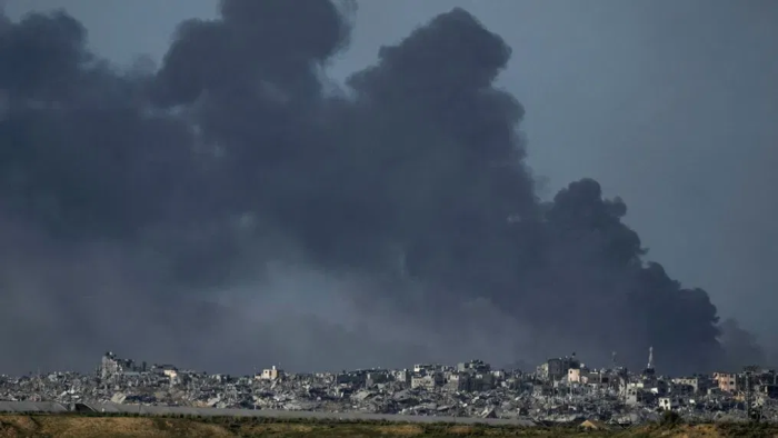 Asap tebal akibat pengeboman oleh militer Israel di Gaza. [Foto: AP/Leo Correa]