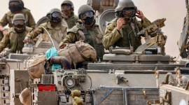 Pasukan Israel, dalam foto di sepanjang perbatasan dengan Gaza, masih menunggu perintah untuk menyerang. [Hannibal Hanscke/EPA-EFE/Shutterstock]