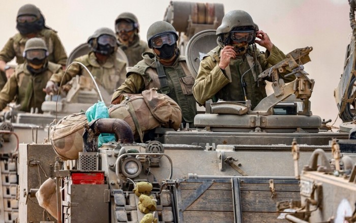 Pasukan Israel, dalam foto di sepanjang perbatasan dengan Gaza, masih menunggu perintah untuk menyerang. [Hannibal Hanscke/EPA-EFE/Shutterstock]