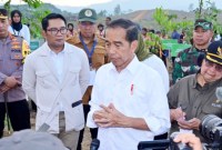 Presiden Joko Widodo menyampaikan keterangannya di hadapan awak media pada Rabu (20/12/2023), usai melakukan penanaman pohon di lokasi Rehabilitasi Hutan dan Lahan Kawasan Inti Pusat Pemerintahan (KIPP) di Kawasan Ibu Kota Nusantara (IKN), Kabupaten Penajam Paser Utara, Provinsi Kalimantan Timur. [Foto: BPMI Setpres/Muchlis Jr]