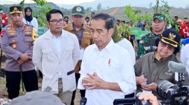Presiden Joko Widodo menyampaikan keterangannya di hadapan awak media pada Rabu (20/12/2023), usai melakukan penanaman pohon di lokasi Rehabilitasi Hutan dan Lahan Kawasan Inti Pusat Pemerintahan (KIPP) di Kawasan Ibu Kota Nusantara (IKN), Kabupaten Penajam Paser Utara, Provinsi Kalimantan Timur. [Foto: BPMI Setpres/Muchlis Jr]