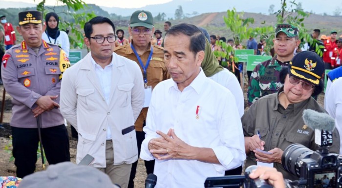 Presiden Joko Widodo menyampaikan keterangannya di hadapan awak media pada Rabu (20/12/2023), usai melakukan penanaman pohon di lokasi Rehabilitasi Hutan dan Lahan Kawasan Inti Pusat Pemerintahan (KIPP) di Kawasan Ibu Kota Nusantara (IKN), Kabupaten Penajam Paser Utara, Provinsi Kalimantan Timur. [Foto: BPMI Setpres/Muchlis Jr]