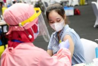 Ilustrasi. Tenaga kesehatan menyuntikkan vaksin Covid-19 dosis ketiga (booster) kepada warga. (SINDONews)